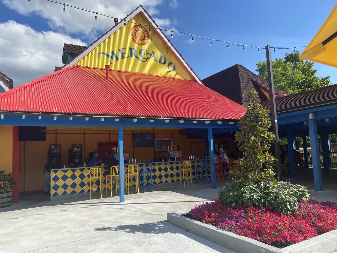 This
      is the Mercado bar at Enrique's cantina.