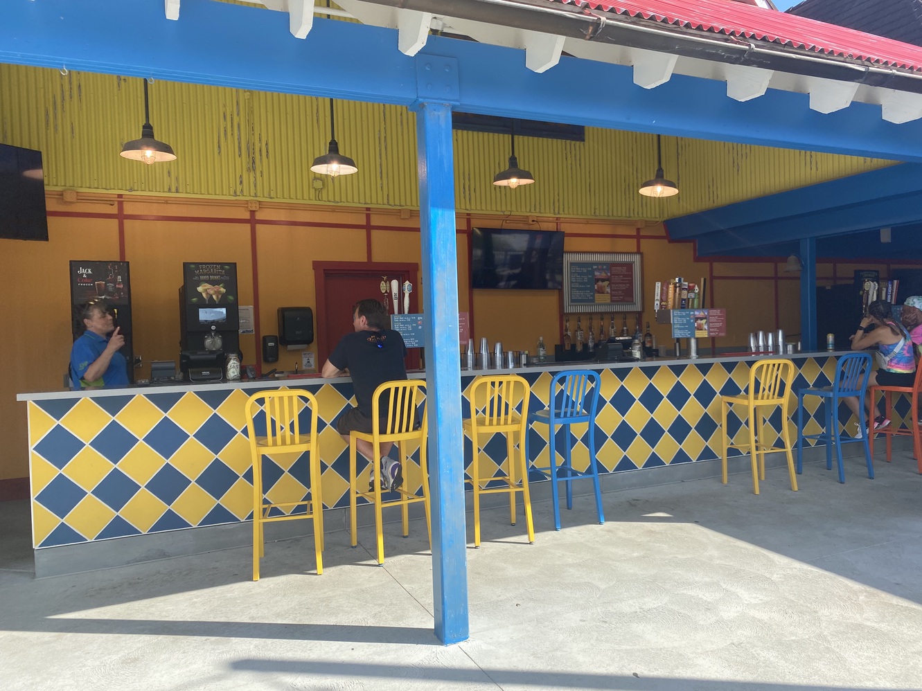 A
      close up of the Mercado Bar shows the various drinks and beer
      taps.