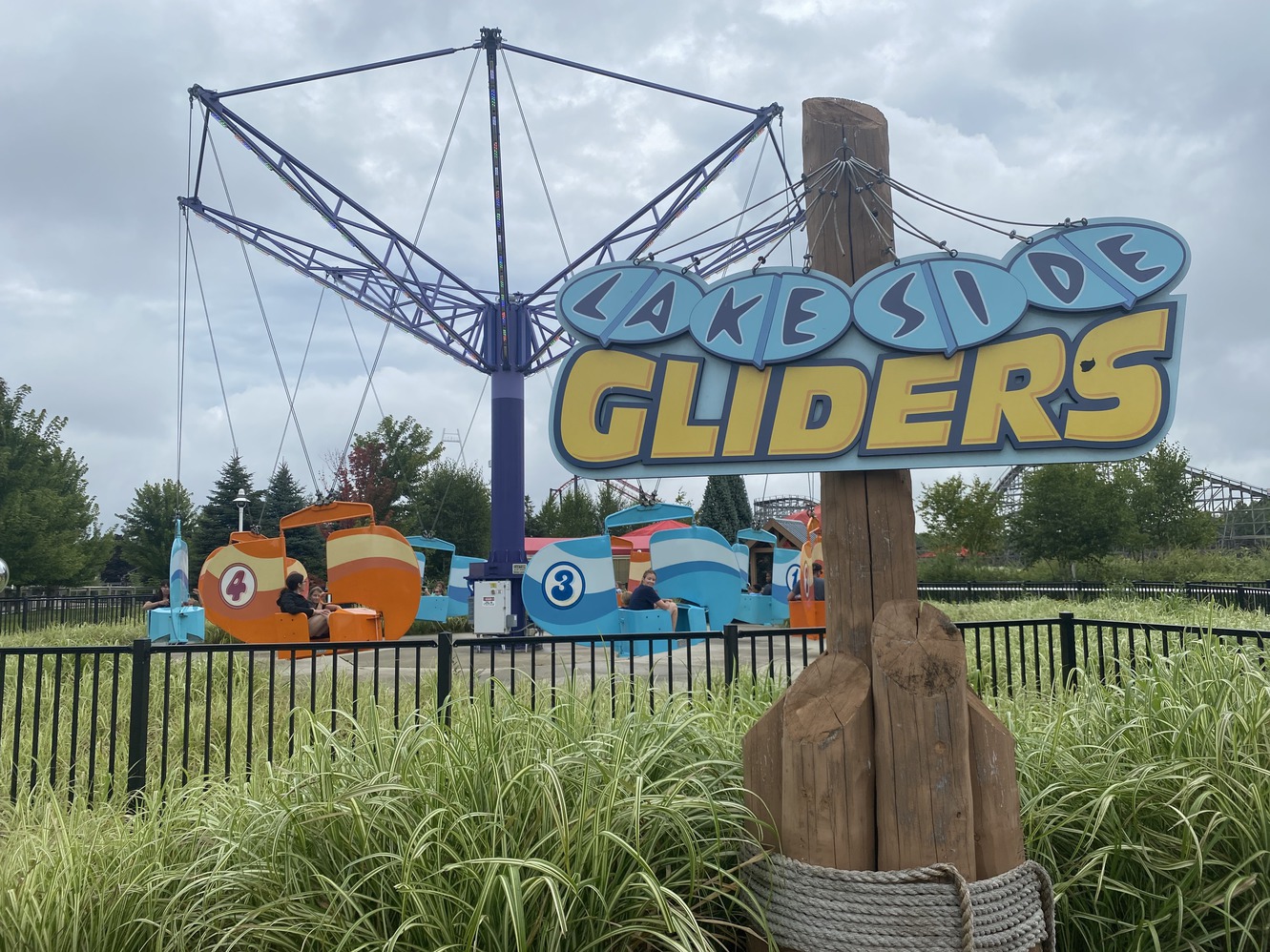 Lakeside
      Gliders are soaring through the air.